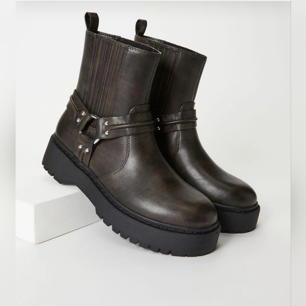 Beckett Chelsea Bootie - Size 8.5